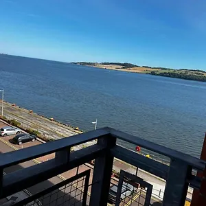 Apartment River View Apartment: Oasis With Balcony And Sports Tv